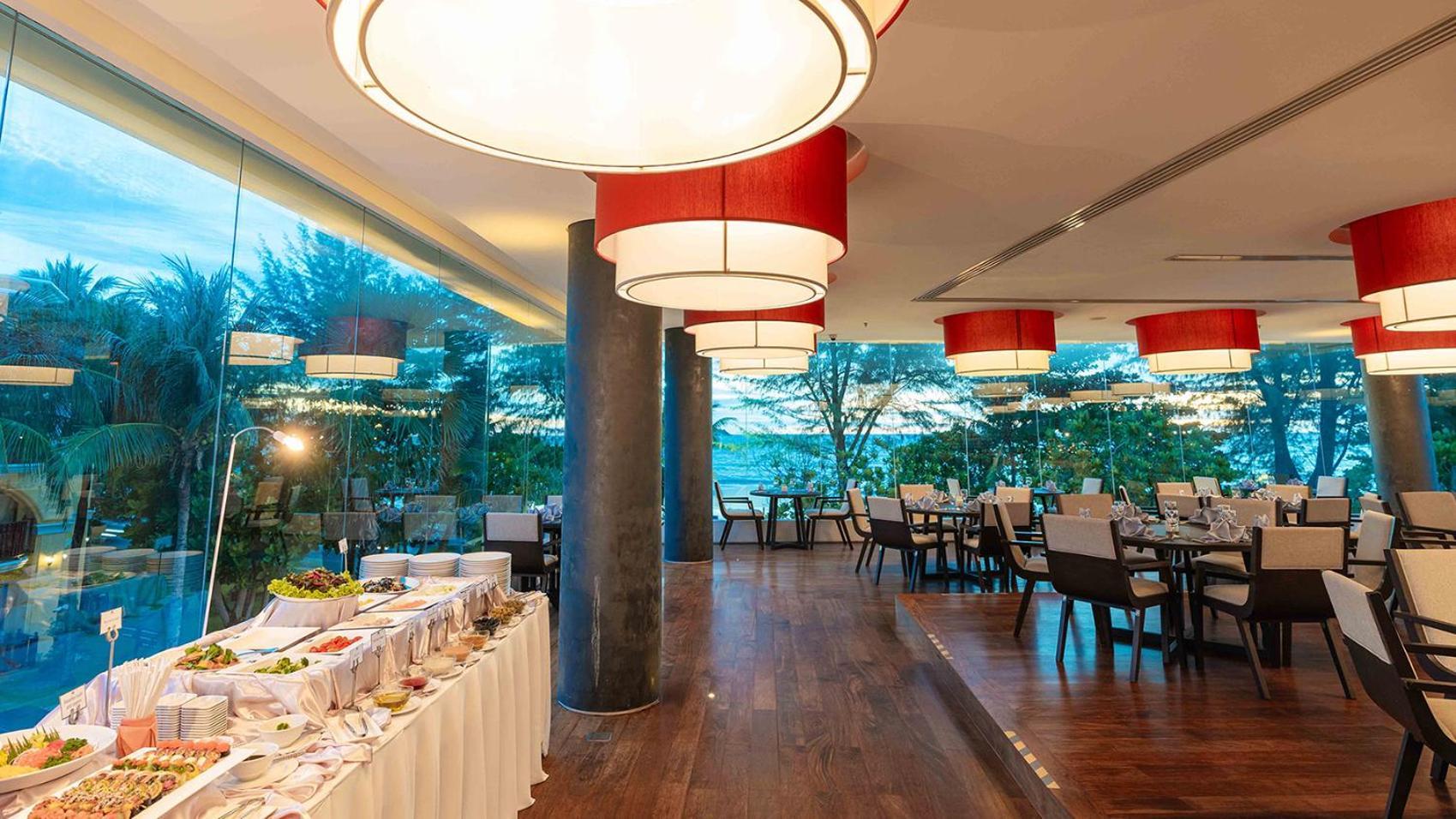 Phuket Graceland Resort And Spa Patong Exterior photo The restaurant