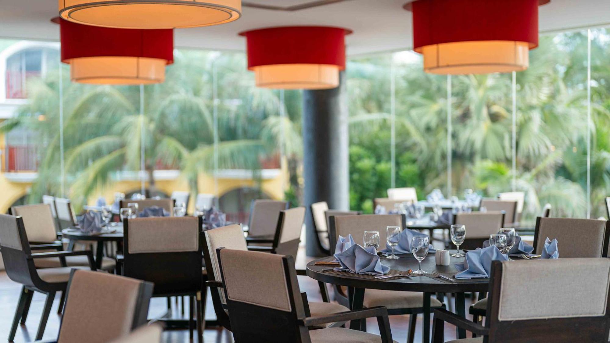 Phuket Graceland Resort And Spa Patong Exterior photo The restaurant