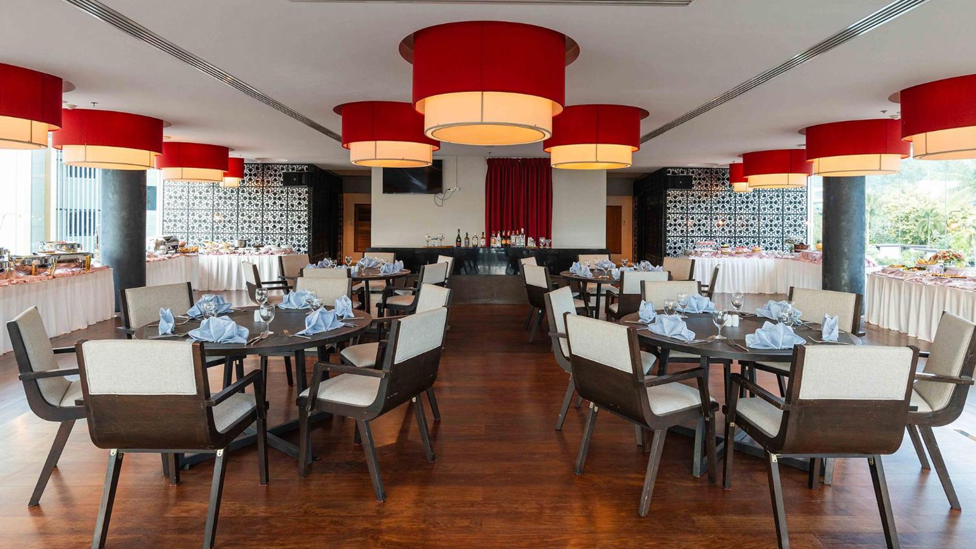 Phuket Graceland Resort And Spa Patong Exterior photo The restaurant