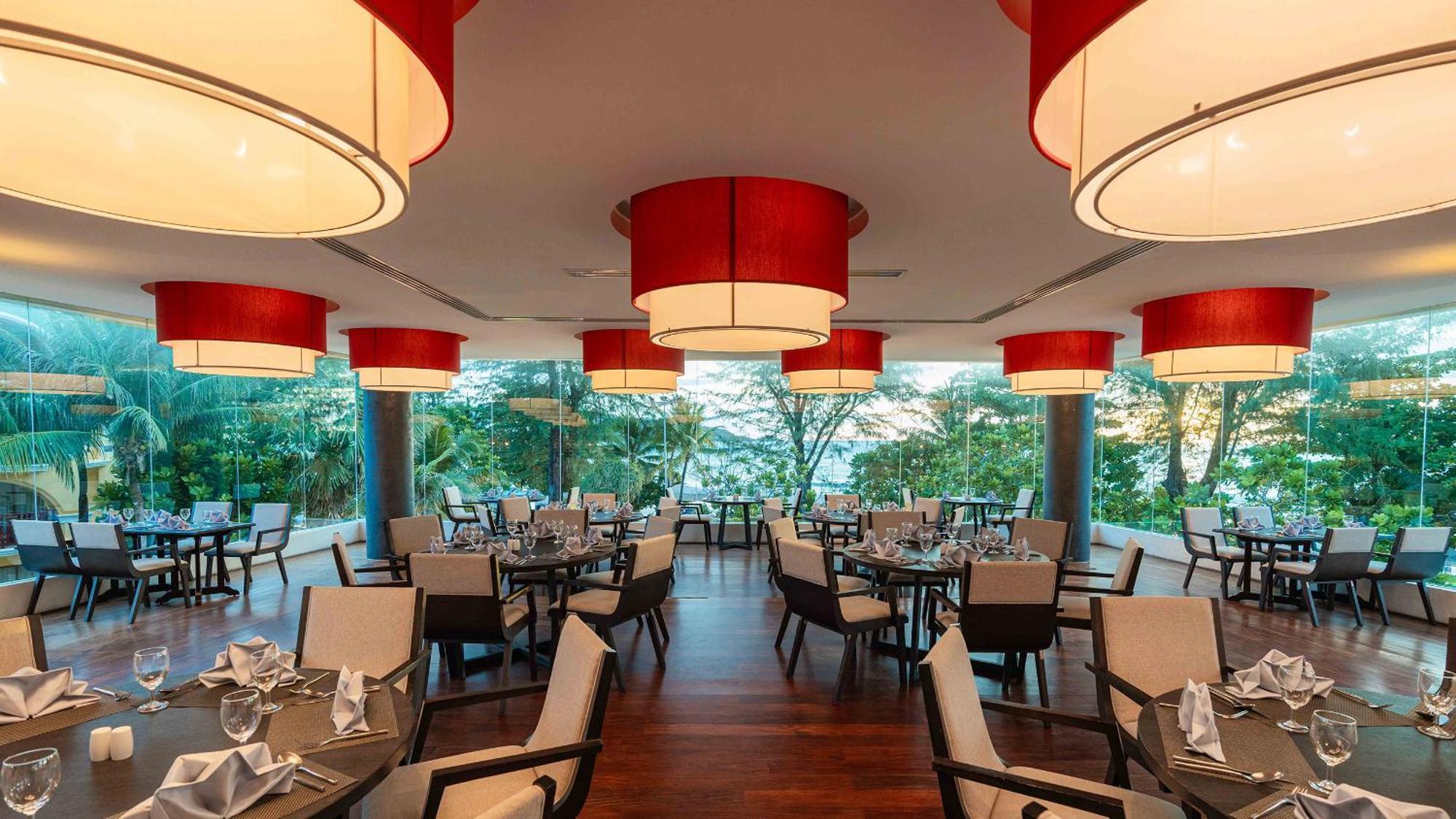 Phuket Graceland Resort And Spa Patong Exterior photo The restaurant