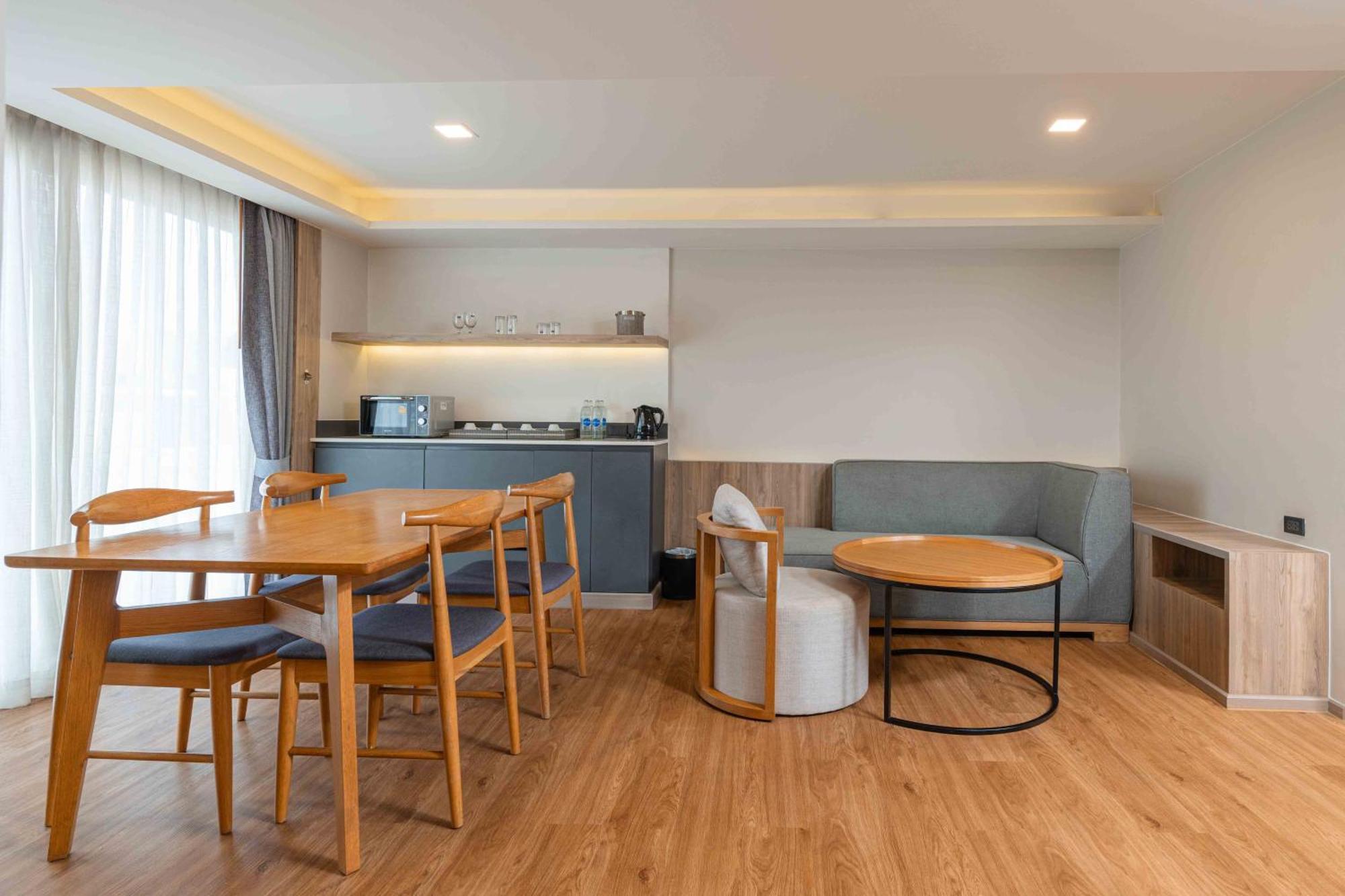 Phuket Graceland Resort And Spa Patong Exterior photo A living room with a kitchen