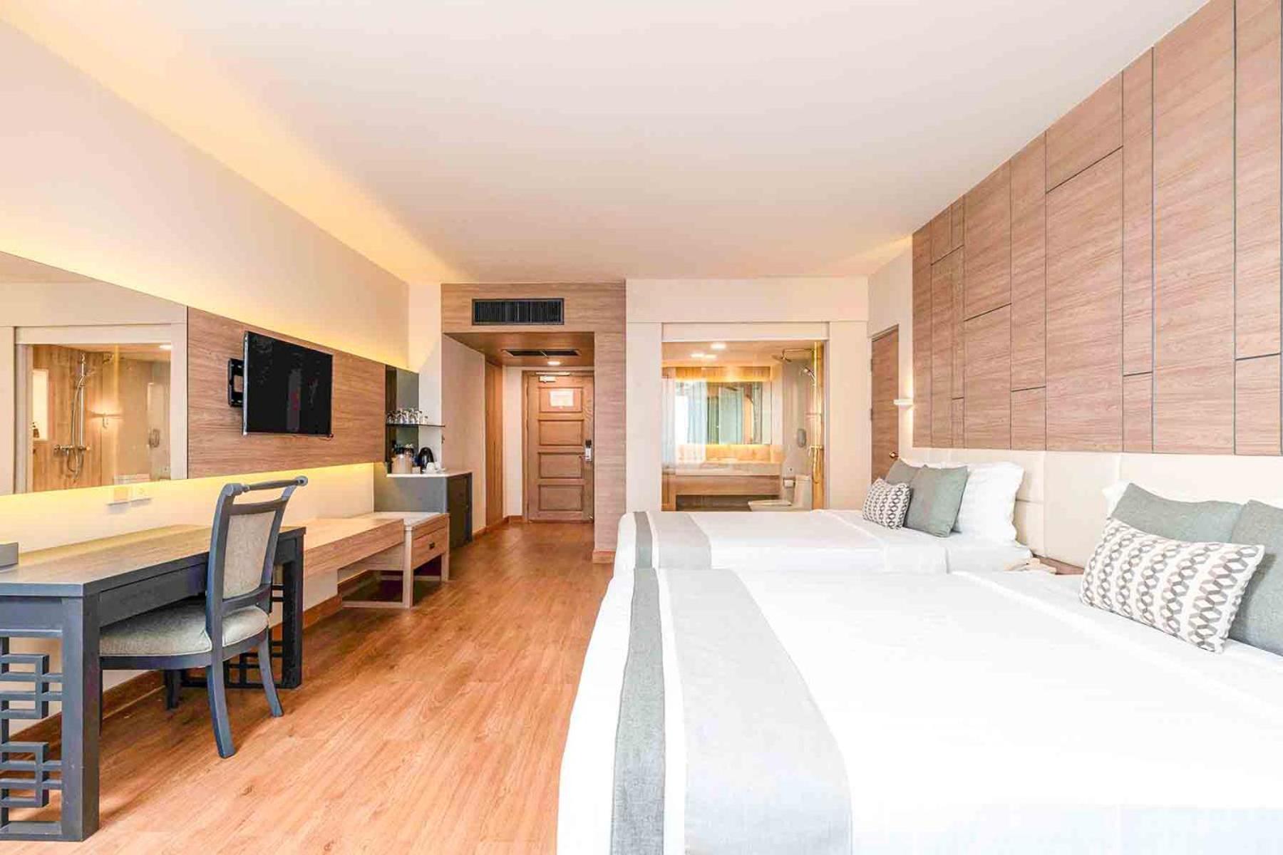 Phuket Graceland Resort And Spa Patong Exterior photo A room at the hotel