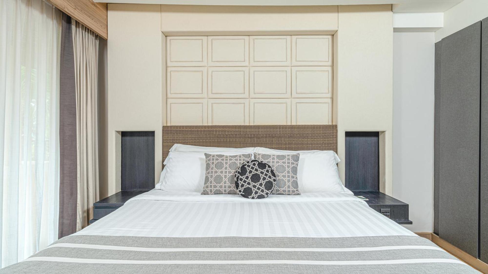 Phuket Graceland Resort And Spa Patong Exterior photo A bed