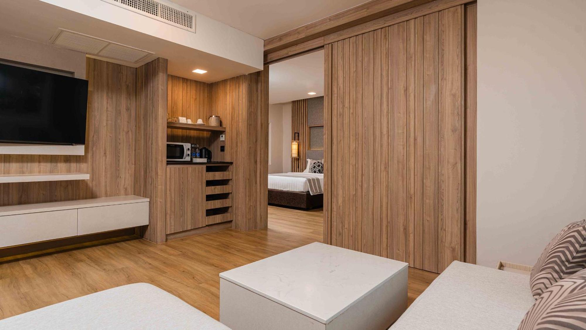 Phuket Graceland Resort And Spa Patong Exterior photo Deluxe Family Room