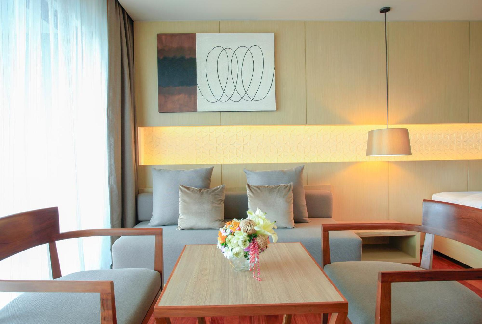Phuket Graceland Resort And Spa Patong Exterior photo A living room at the hotel
