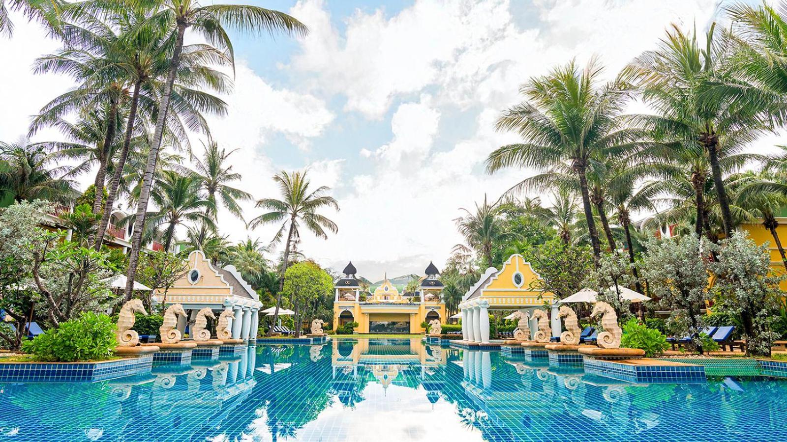 Phuket Graceland Resort And Spa Patong Exterior photo The Royal Pool