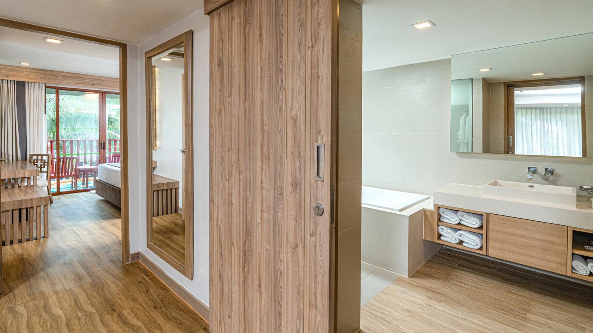 Phuket Graceland Resort And Spa Patong Exterior photo Sliding door
