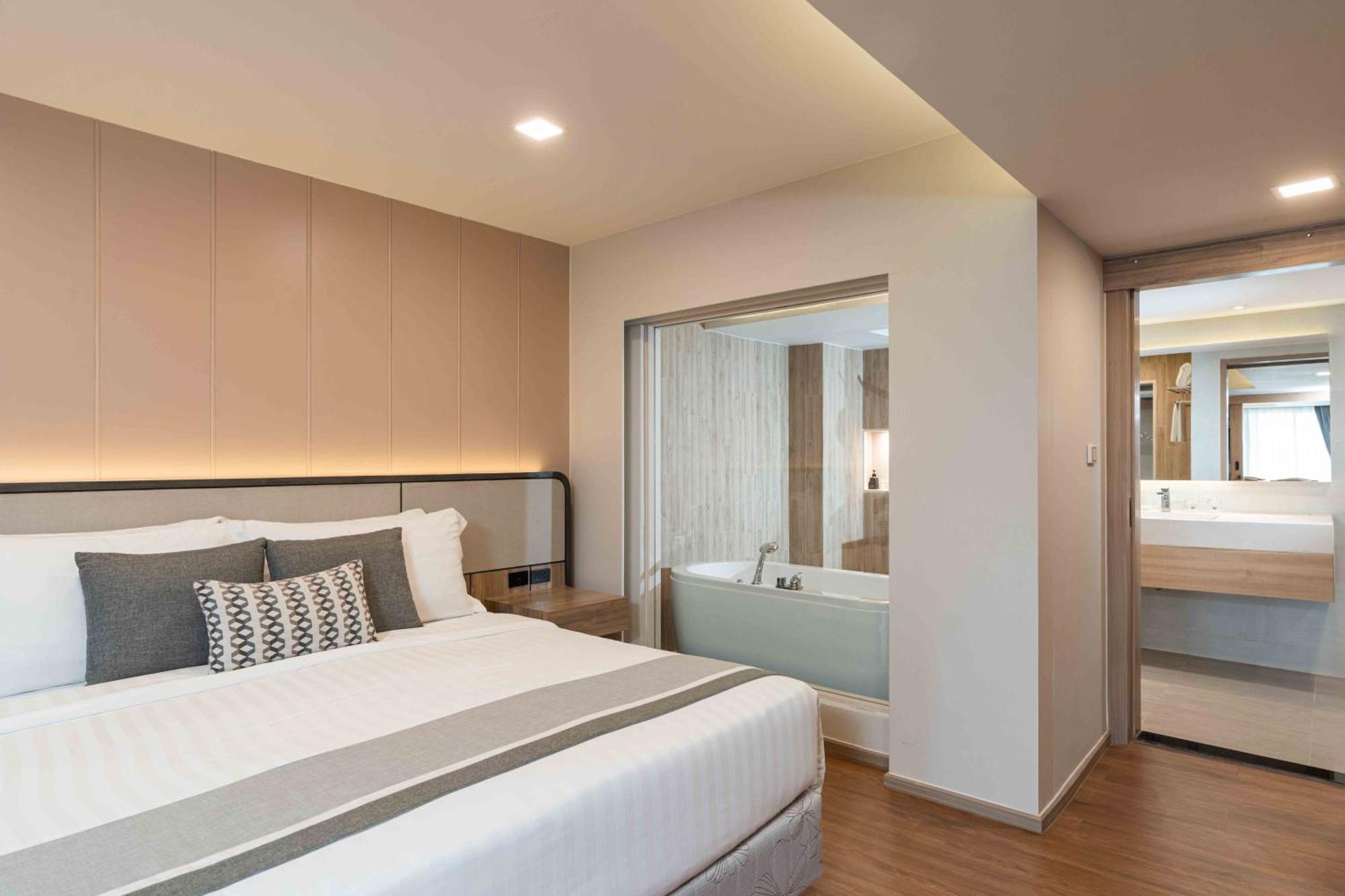 Phuket Graceland Resort And Spa Patong Exterior photo Deluxe Room