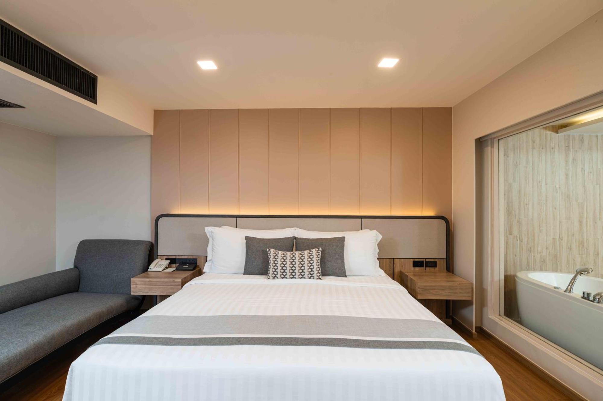 Phuket Graceland Resort And Spa Patong Exterior photo Deluxe Room